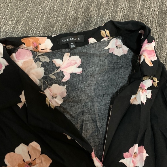 Dynamite Floral Tie Front Shirt Size Medium - Picture 2 of 4